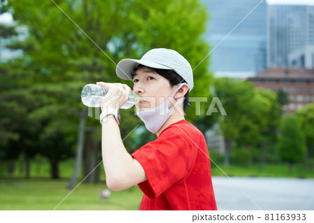 Young man running 81163933