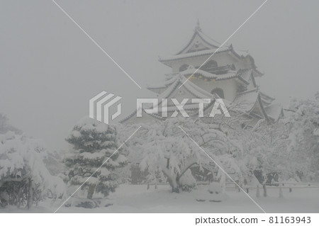 The magnificent majesty of Hikone Castle in heavy snowfall The magnificent majesty of Hikone Castle in heavy snowfall 81163943