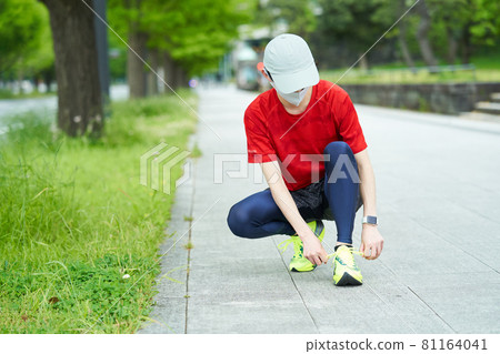 跑步的年輕人 81164041