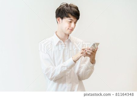 一個操作智能手機的人 一個操作智能手機的人 81164348
