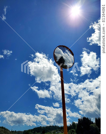 天空和曲面鏡 81164861