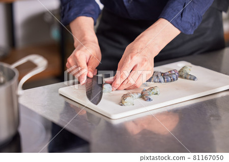 Hand cooking boy image of a young man wearing an apron cooking shrimp Hand cooking boy image of a young man wearing an apron cooking shrimp 81167050