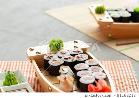 Set of maki sushi on wooden boat tray Set of maki sushi on wooden boat tray 81168218
