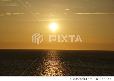 Sunset pierced by the path of light Sunset pierced by the path of light 81168257