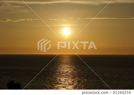 圓的太陽和大海日落時的光路 81168259
