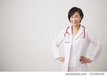 實驗室外套的中年女性醫生 81168266