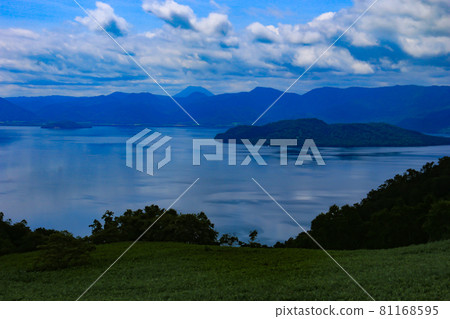 北海道的夏天 從小清水高原眺望屈斜路湖和遠眺奧寒山的元古山 81168595