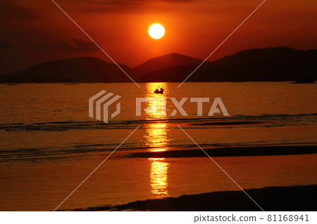 Shinkai海灘的晚上風景 81168941