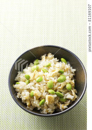 Rice cooked with edamame and fried tofu 15 Rice cooked with edamame and fried tofu 15 81169107