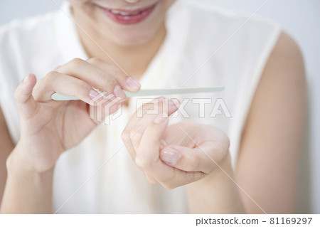 Beauty image 一個在房間裡愛護指甲的女人 81169297