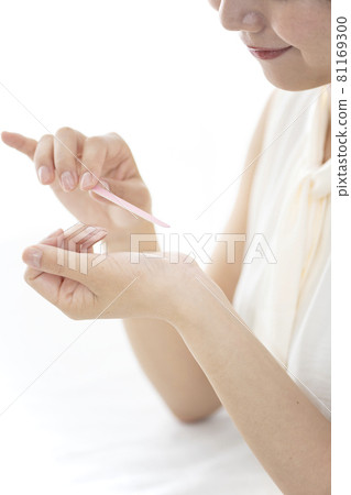 Beauty image A woman who cares for nails in the room 81169300