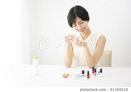 Beauty image A woman who cares for nails in the room 81169318