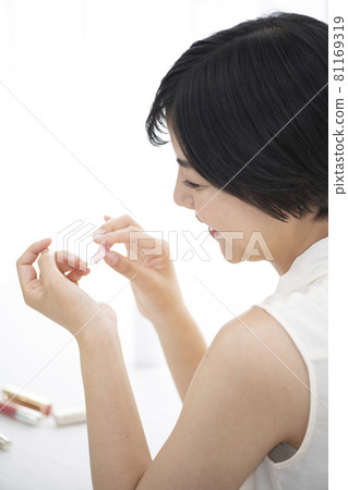 Beauty image A woman who cares for nails in the room Beauty image A woman who cares for nails in the room 81169319