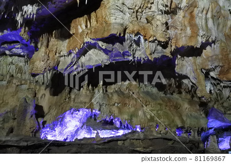 Entrance of Hida Great Limestone Cave 81169867
