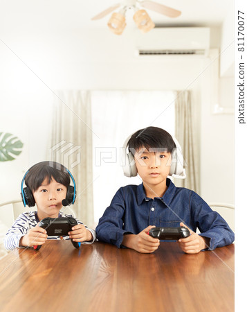 Boy wearing a headset and enjoying video games 81170077
