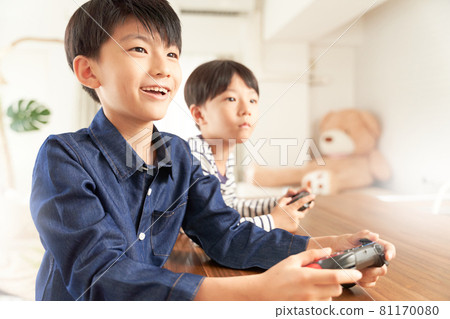 在家享受電子遊戲的兩個男孩 81170080