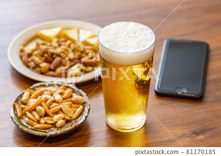 在家喝啤酒待在家裡 在家喝啤酒待在家裡 81170185