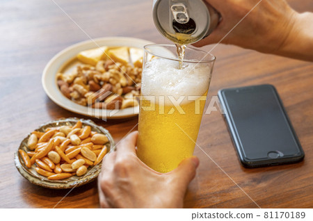 在家喝啤酒待在家裡 在家喝啤酒待在家裡 81170189