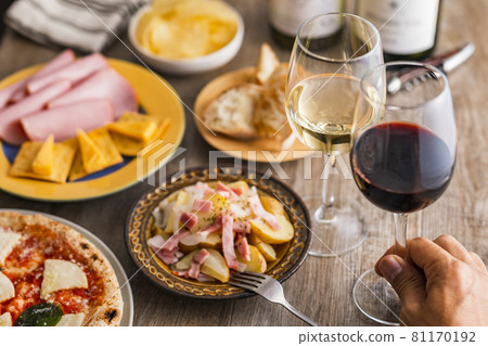 酒酒杯酒和食物 81170192