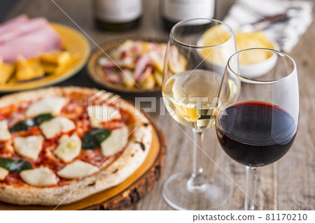 酒酒杯酒和食物 酒酒杯酒和食物 81170210