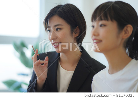 Woman teaching makeup 81170323