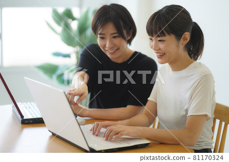 Personal computer tutoring image 81170324