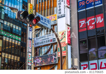 日本東京城市景觀 5534 人 過去第二個。全國人數最多的25,156人......歌舞伎町的白色招牌......= 8月19日 81170685