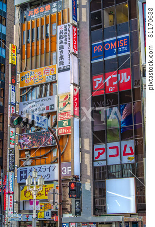 日本東京城市景觀 5534 人 過去第二個。全國人數最多的25,156人......歌舞伎町的白色招牌......= 8月19日 81170688