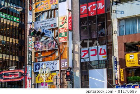 日本東京城市景觀 5534 人 過去第二個。全國人數最多的25,156人......歌舞伎町的白色招牌......= 8月19日 81170689