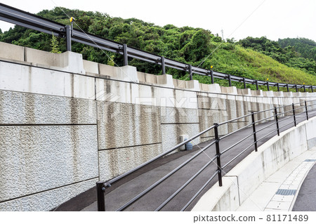 沿路新建的混凝土擋土牆 沿路新建的混凝土擋土牆 81171489