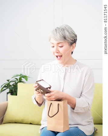 A mature woman who is a descendant of a young woman is blessed with rare pearls and an open heart. A mature woman who is a descendant of a young woman is blessed with rare pearls and an open heart. 81171545