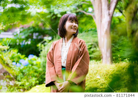 A woman in a yukata traveling on a hot spring 81171844