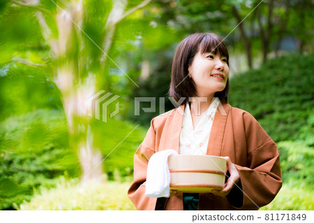穿著浴衣在溫泉中旅行的女人 81171849
