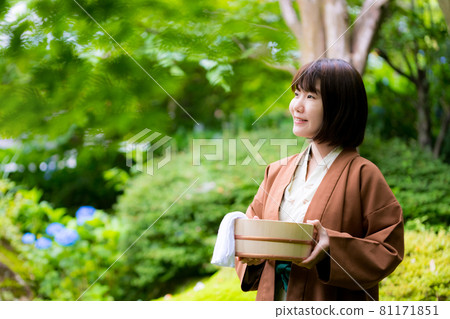 A woman in a yukata traveling on a hot spring 81171851