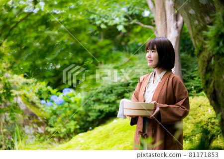 A woman in a yukata traveling on a hot spring 81171853