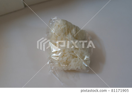 用塑料袋把米飯包起來 81171905