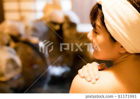Woman bathing in a hot spring 81171991
