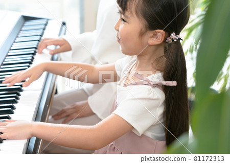 Girl practicing in a music class 81172313