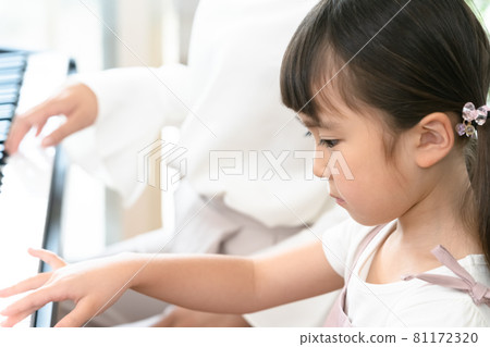 在音樂課上練習的女孩 81172320