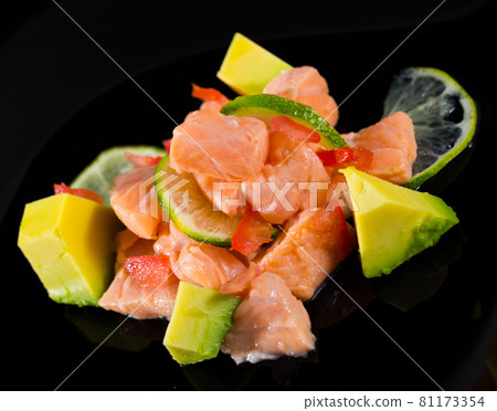 Salmon ceviche with lime and avocado 81173354