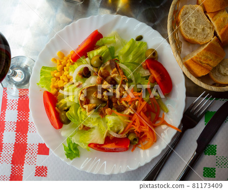 Salad with goat cheese and fresh vegetables 81173409