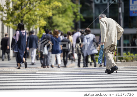 一個老人獨自過人行橫道 一個老人獨自過人行橫道 81173720
