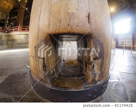 穿過東大寺大佛殿的柱子 穿過東大寺大佛殿的柱子 81174428