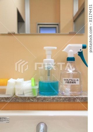 Brushes, liquid soap (invert soap) and rubbing alcohol placed in the washroom (hand washroom) 81174431