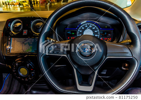 陳列室中展出的緊湊型汽車的方向盤周圍 陳列室中展出的緊湊型汽車的方向盤周圍 81175250
