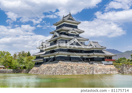 松本城是長野縣松本市的國寶 松本城是長野縣松本市的國寶 81175714