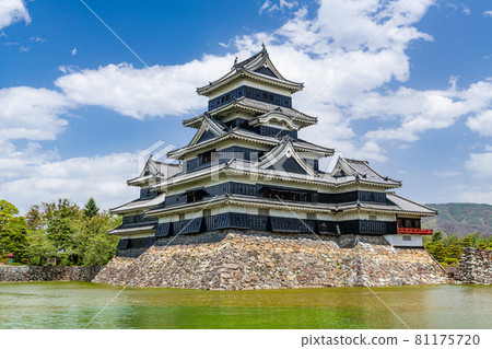 松本城是長野縣松本市的國寶 松本城是長野縣松本市的國寶 81175720