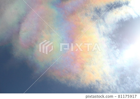在夏天的天空中出現在太陽周圍的綾雲(八月) 在夏天的天空中出現在太陽周圍的綾雲(八月) 81175917