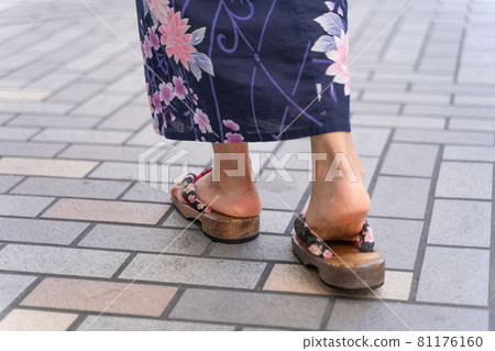 在遠藤商店商店街散步的浴衣女子腳下 81176160