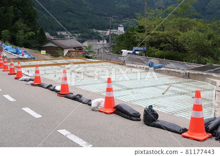 Road repair work wire mesh streaks Road repair work wire mesh streaks 81177443